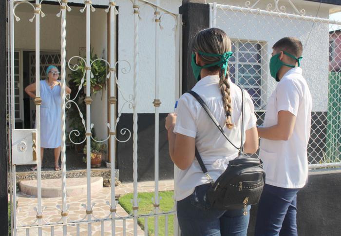 estudiantes realizan labor de pesquisajes en hogares del consejo popular Armada, Reparto Martí, Municipio Cerro