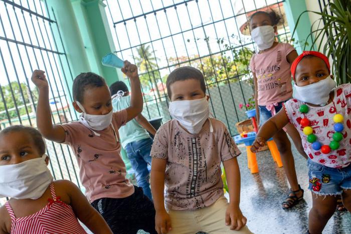 niños con nasobuco