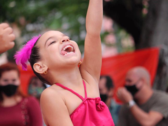 La sonrisa de un niño es la cualidad convincente de la felicidad