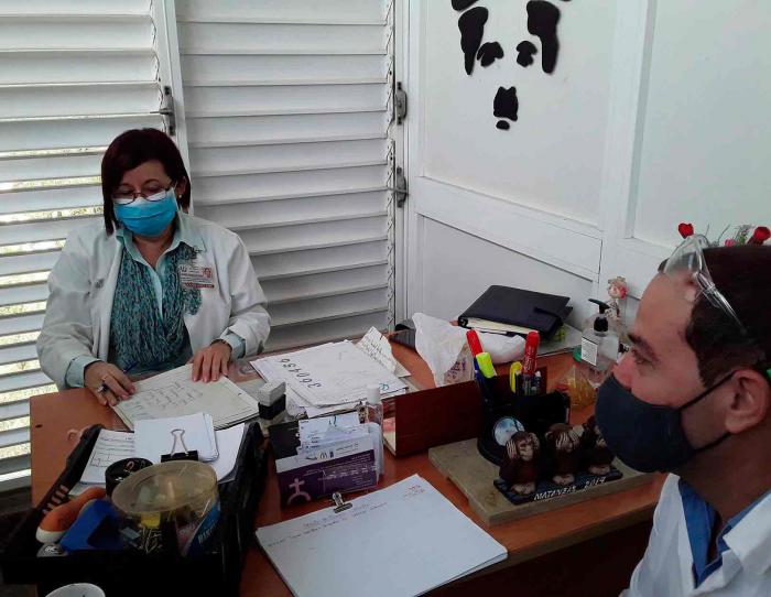 medico atendiendo paciente