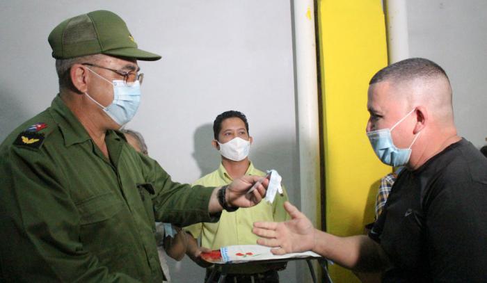 Luis Antonio Torres Iríbar y Nelson Morales cuando recibe la llave de la nueva vivienda