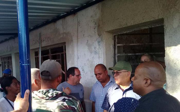 Recorren Luis Antonio Torres Iríbar y Reynaldo García Zapata, máximas autoridades política y gubernamental, de la capital, respectivamente, La Güinera y Zimba, dos de los 129 barrios habaneros vulnerables, en transformación
